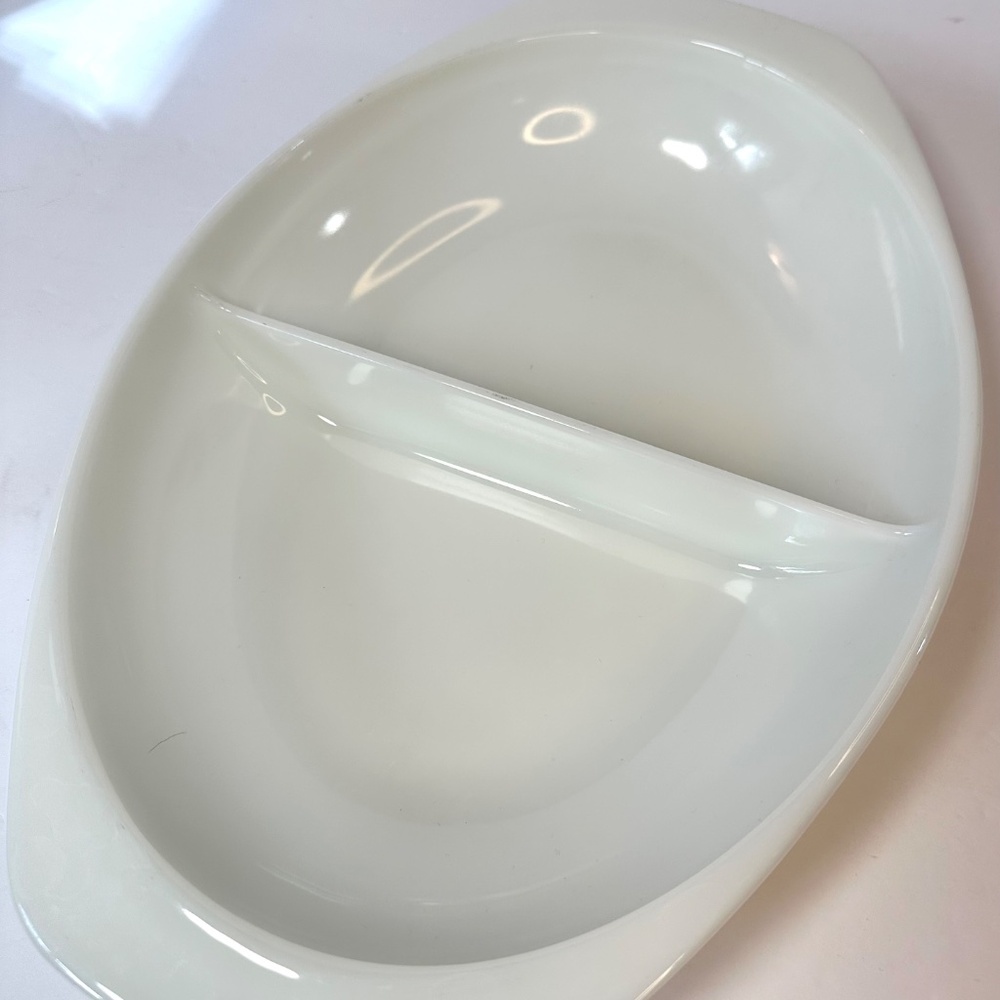 Vintage Pyrex Divided Casserole Dish 1.5 QT Milk Glass Oval USA - Picture 3 of 6